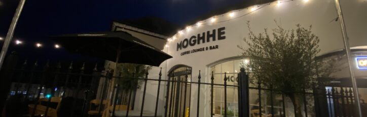 An image of Moghhe Lounge in Liskeard at night time with white festoon lights outside